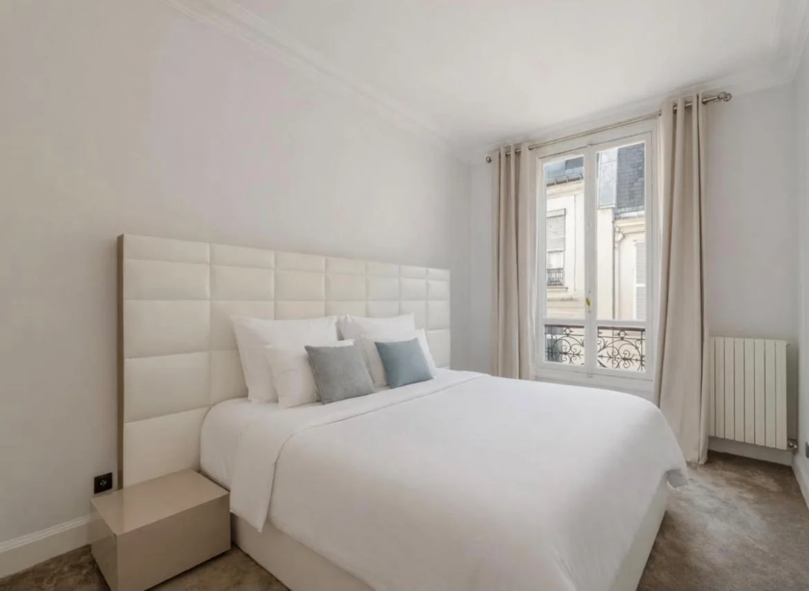 Chambre avec tête de lit blanche