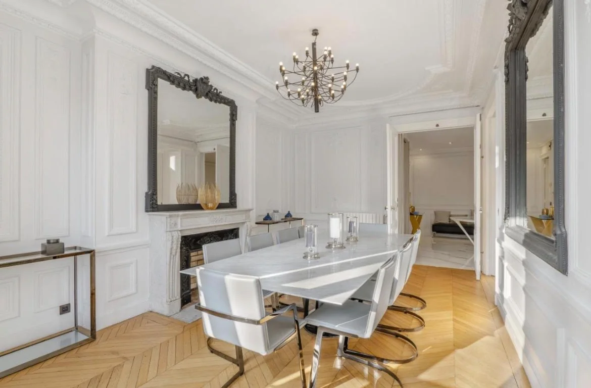 Salle à manger et lustre