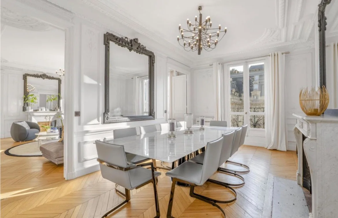 Salle à manger et grand miroir