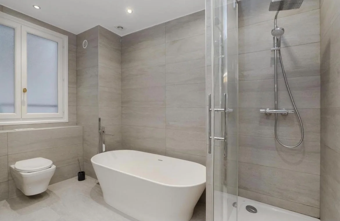 Salle de bain avec baignoire îlot