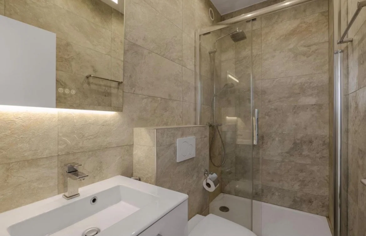 Salle de bain en marbre avec douche