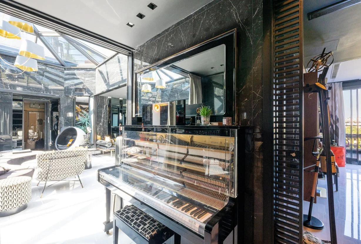 Salon avec piano a queue