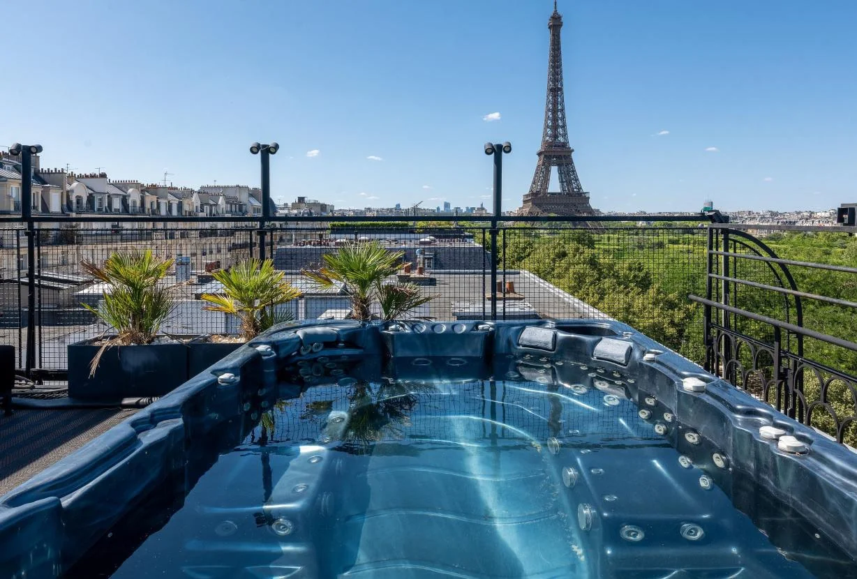 Jacuzzi du rooftop et Tour Eiffel illuminee