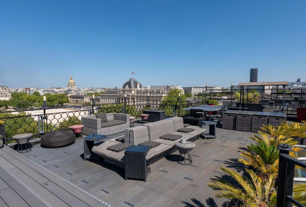 Espace lounge et jacuzzi du rooftop