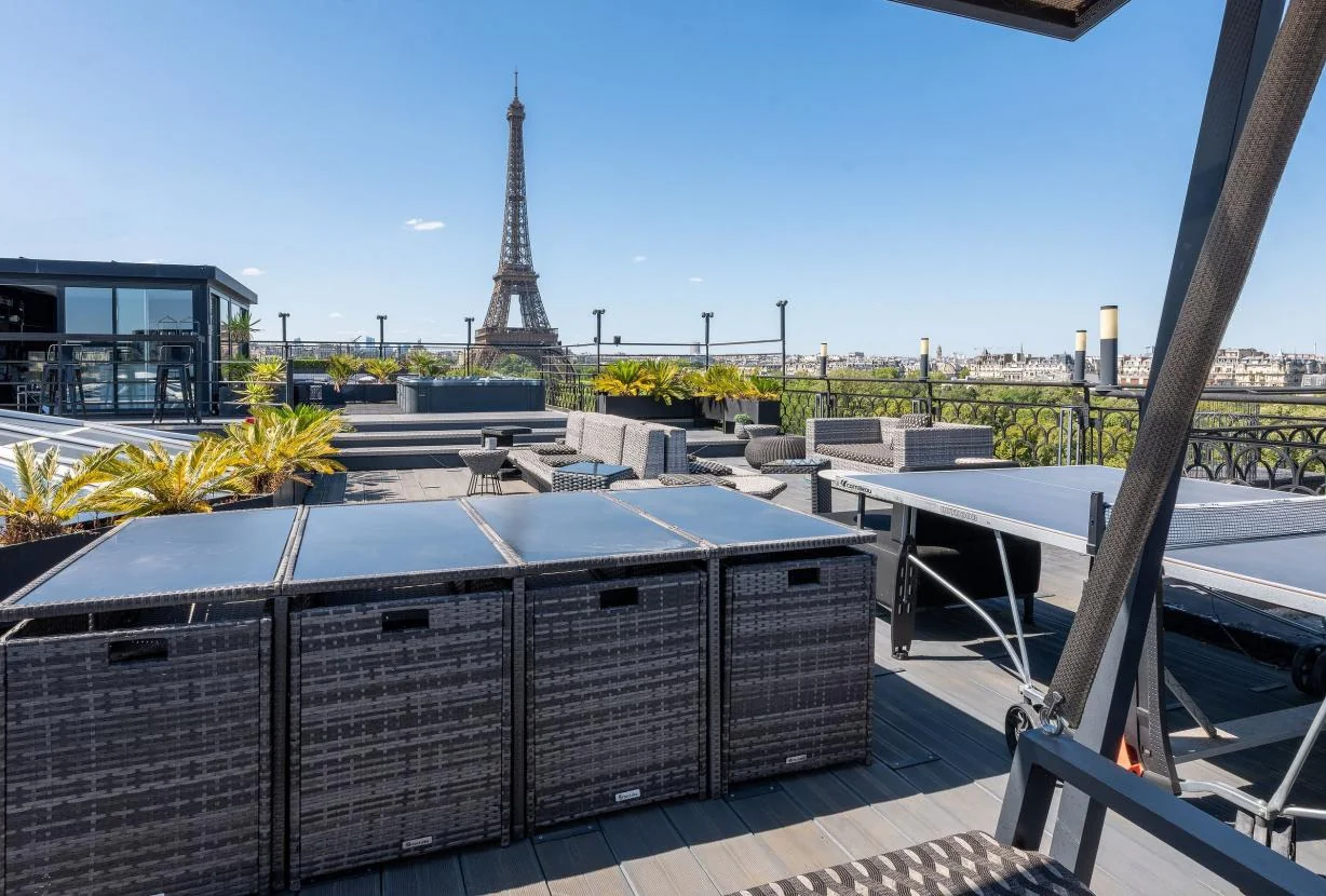 Terrasse rooftop face a la Tour Eiffel