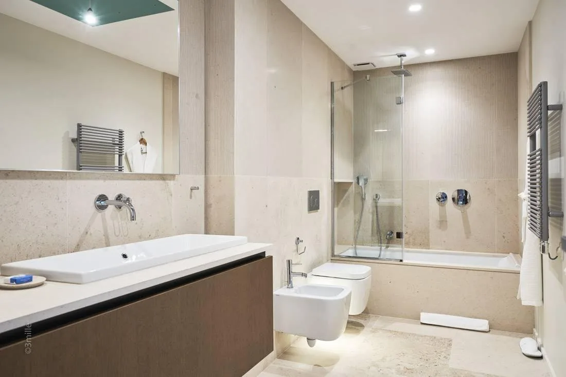Salle de bain 2 avec baignoire