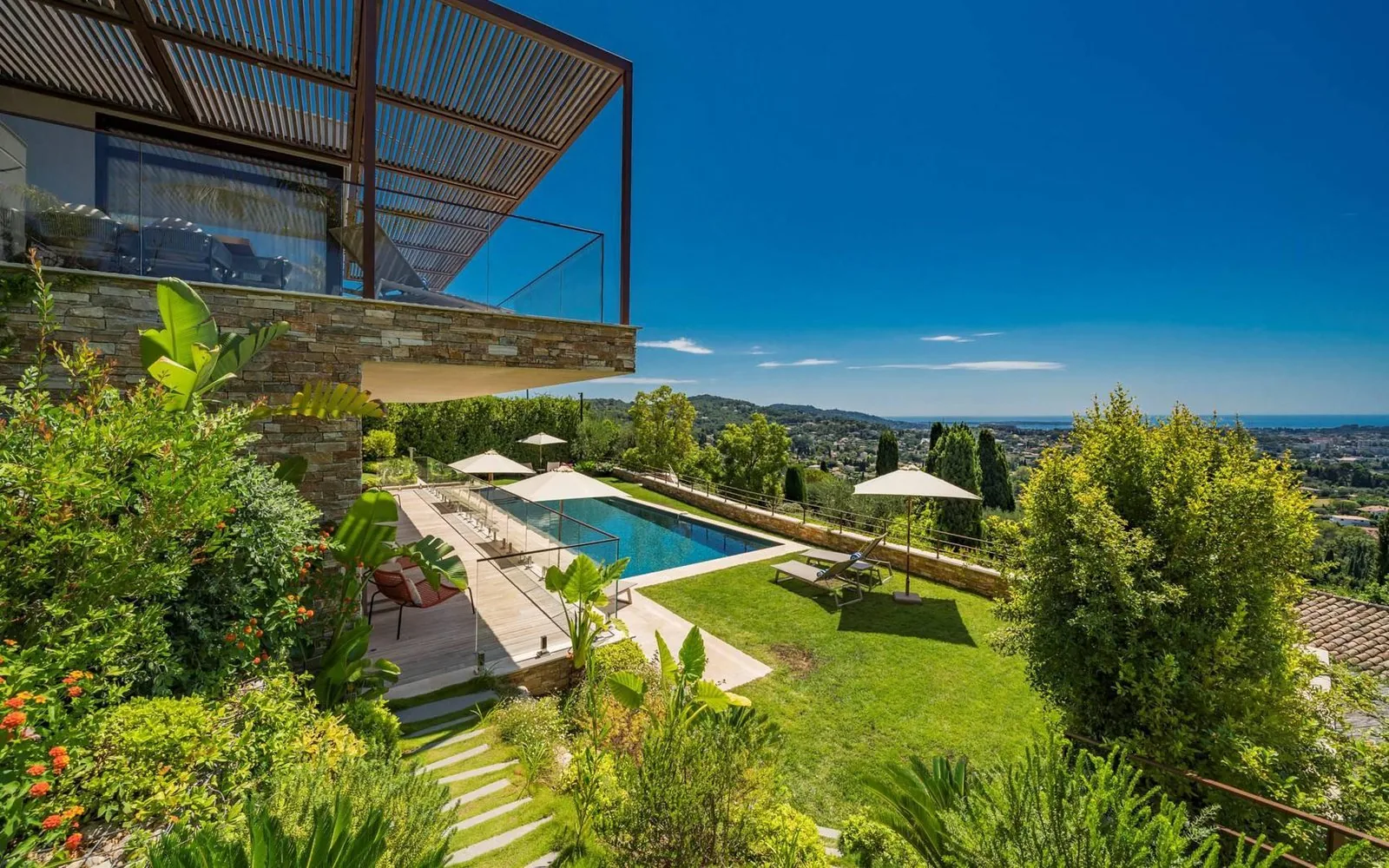 Panorama jardin et piscine