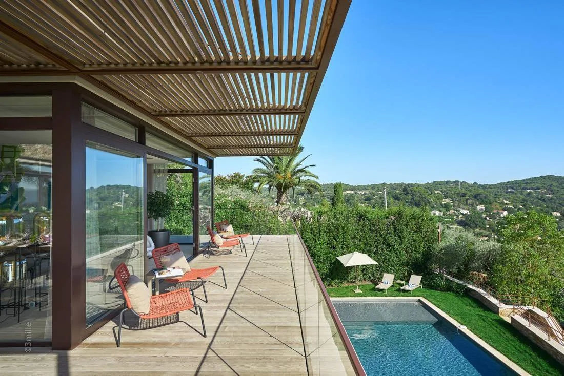 Pergola lattes bois et lounge