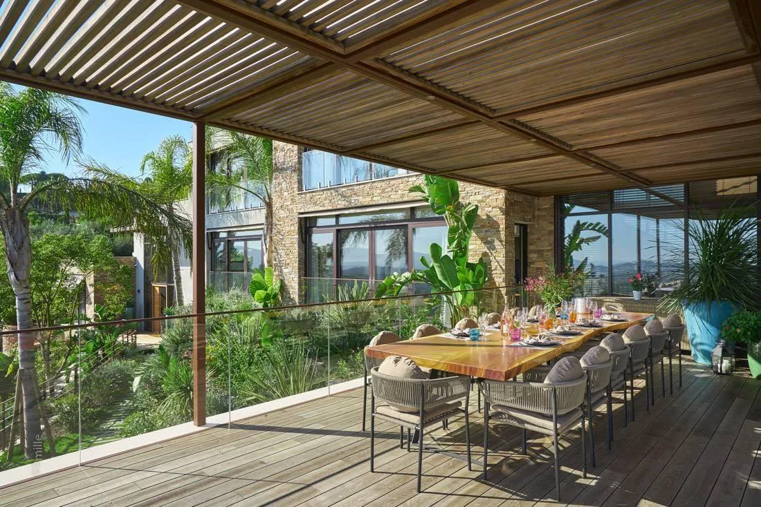 Terrasse principale avec table à manger