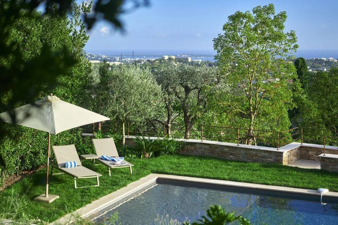 Jardin et piscine vue mer