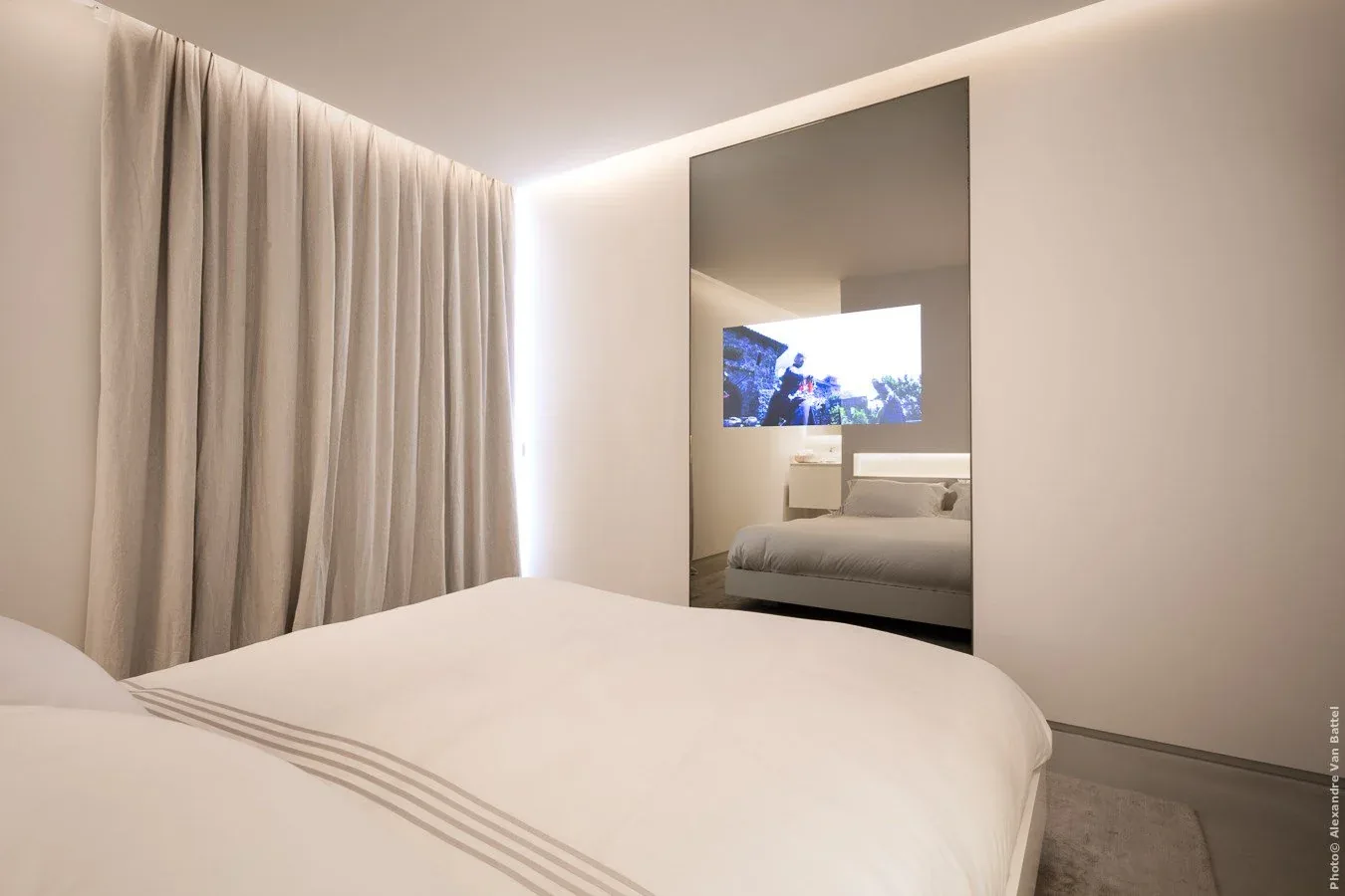 Chambre avec TV intégrée au miroir