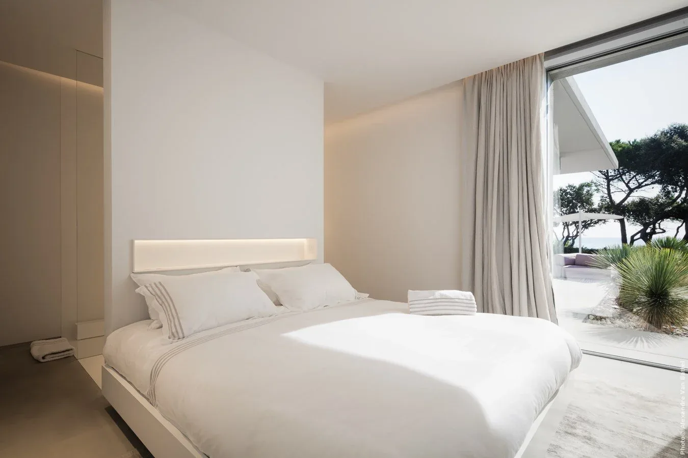 Chambre minimaliste blanche, vue mer