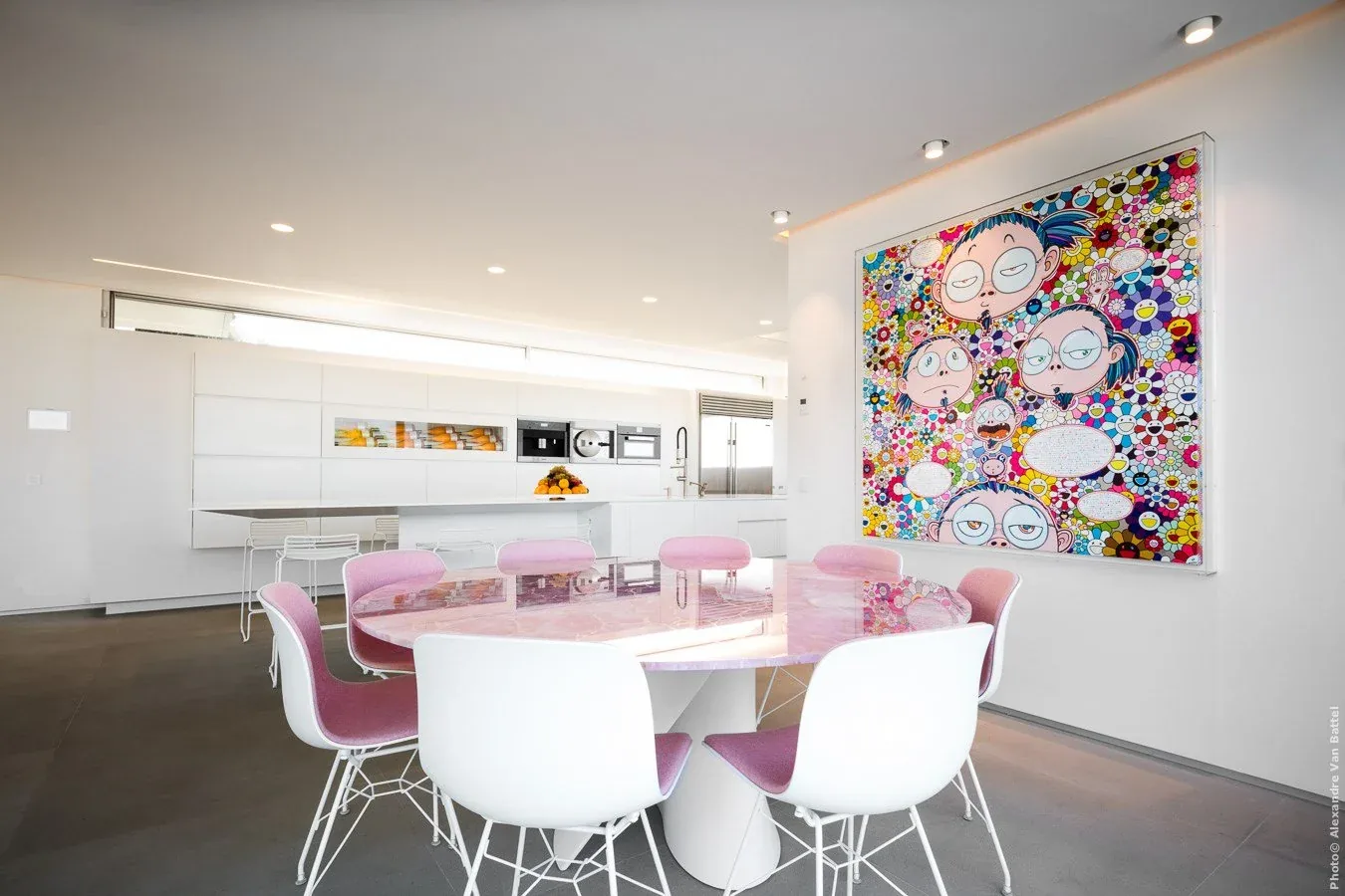 Salle à manger avec œuvre de Takashi Murakami