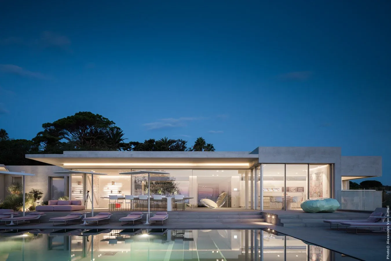 Façade au coucher de soleil avec piscine miroir