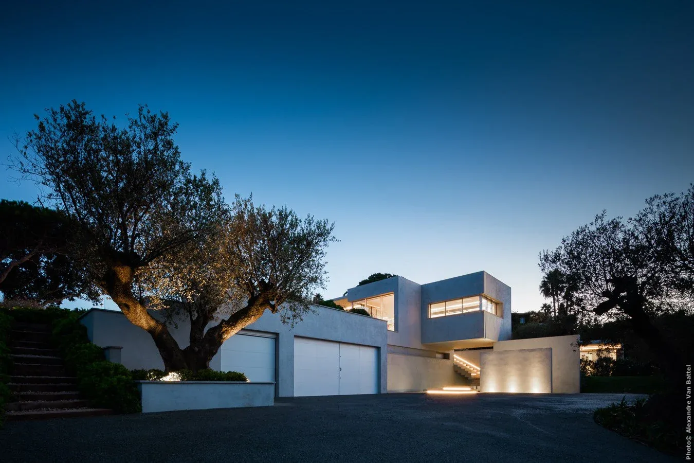 Façade architecturale et triple garage