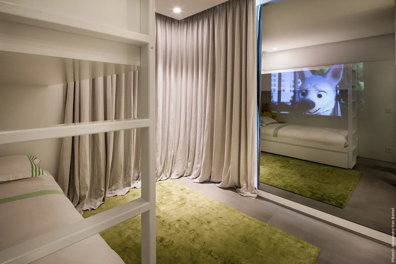 Chambre enfants lits superposés et tapis vert