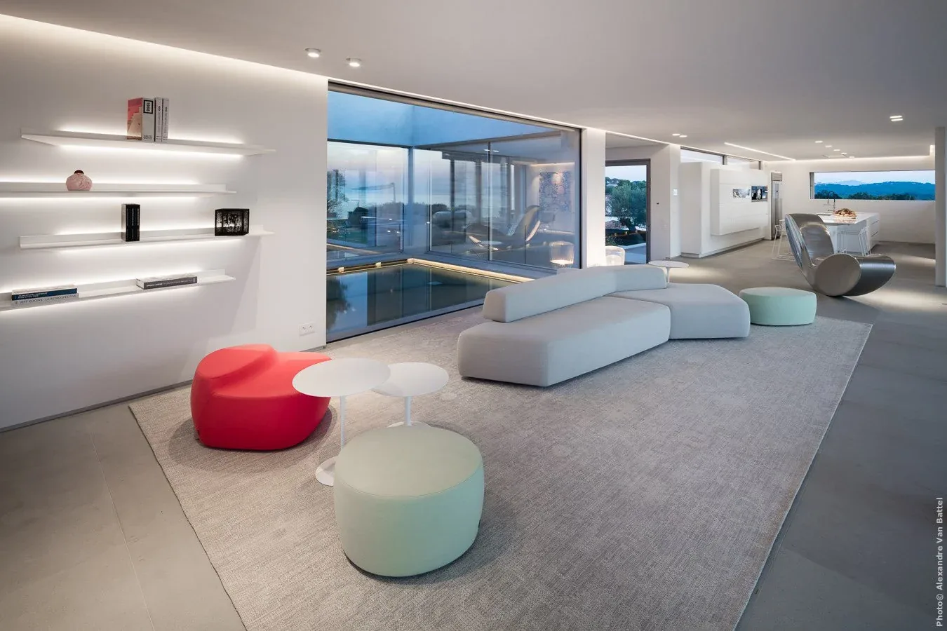 Salon contemporain avec œuvres d'art