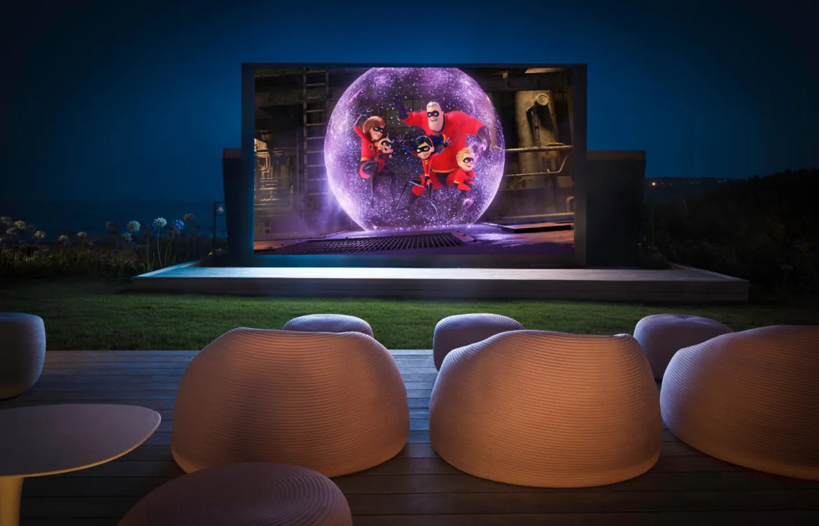 Cinéma extérieur grand écran face mer