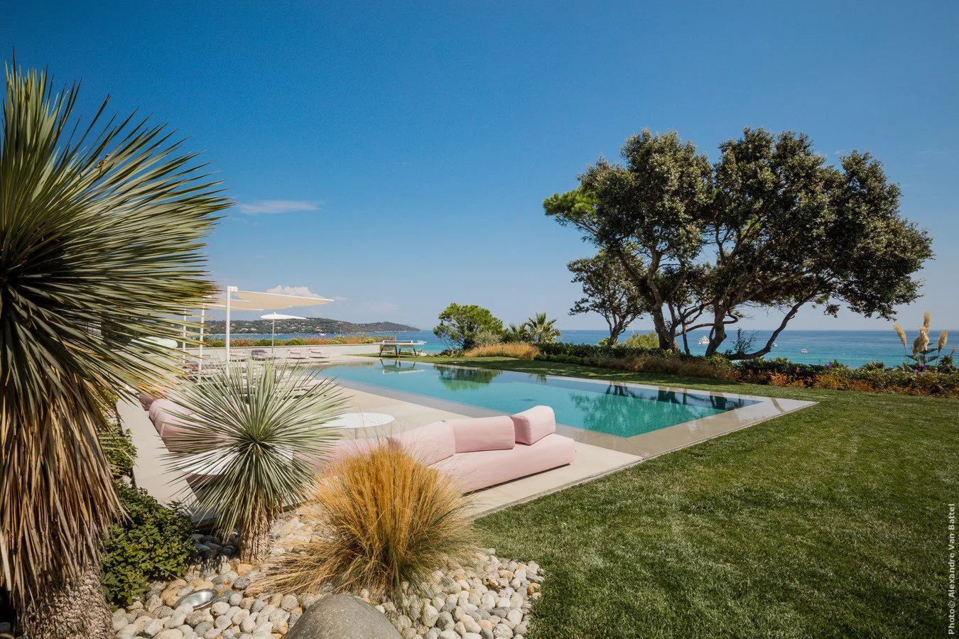 Piscine et jardin vue mer de Pampelonne