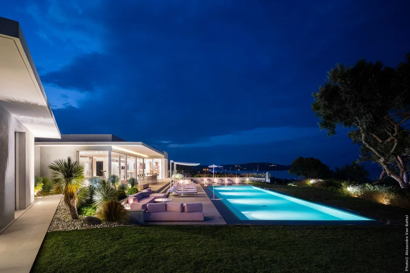 Piscine longue de nuit éclairée