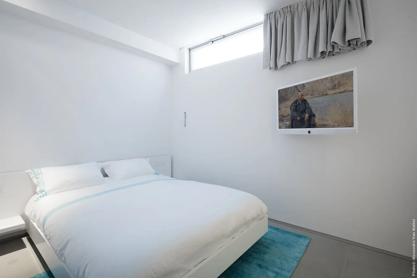 Chambre cocon avec tapis bleu