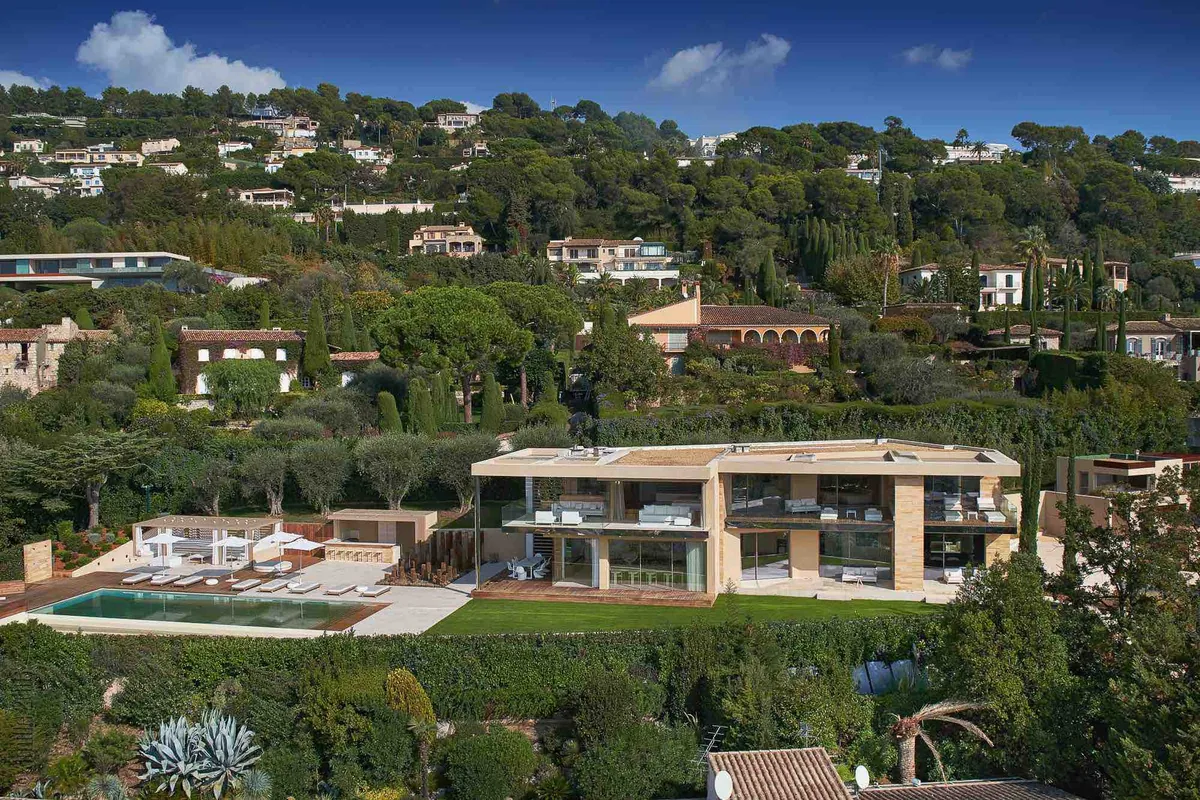 Vue aérienne piscine et pool house, jardins paysagés