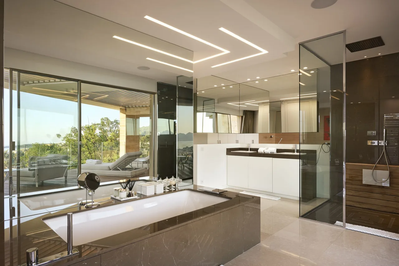 Salle de bain marbre brun avec baignoire freestanding et vue
