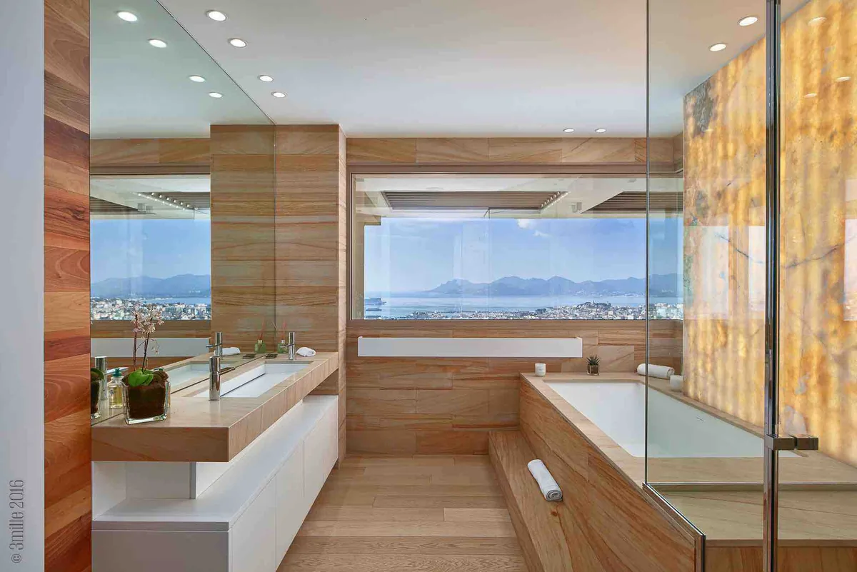 Salle de bain marbre avec baignoire et vue baie de Cannes