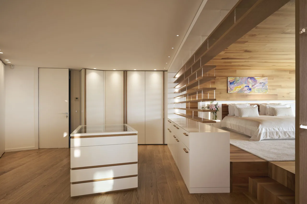 Suite avec walk-in dressing intégré et bibliothèque