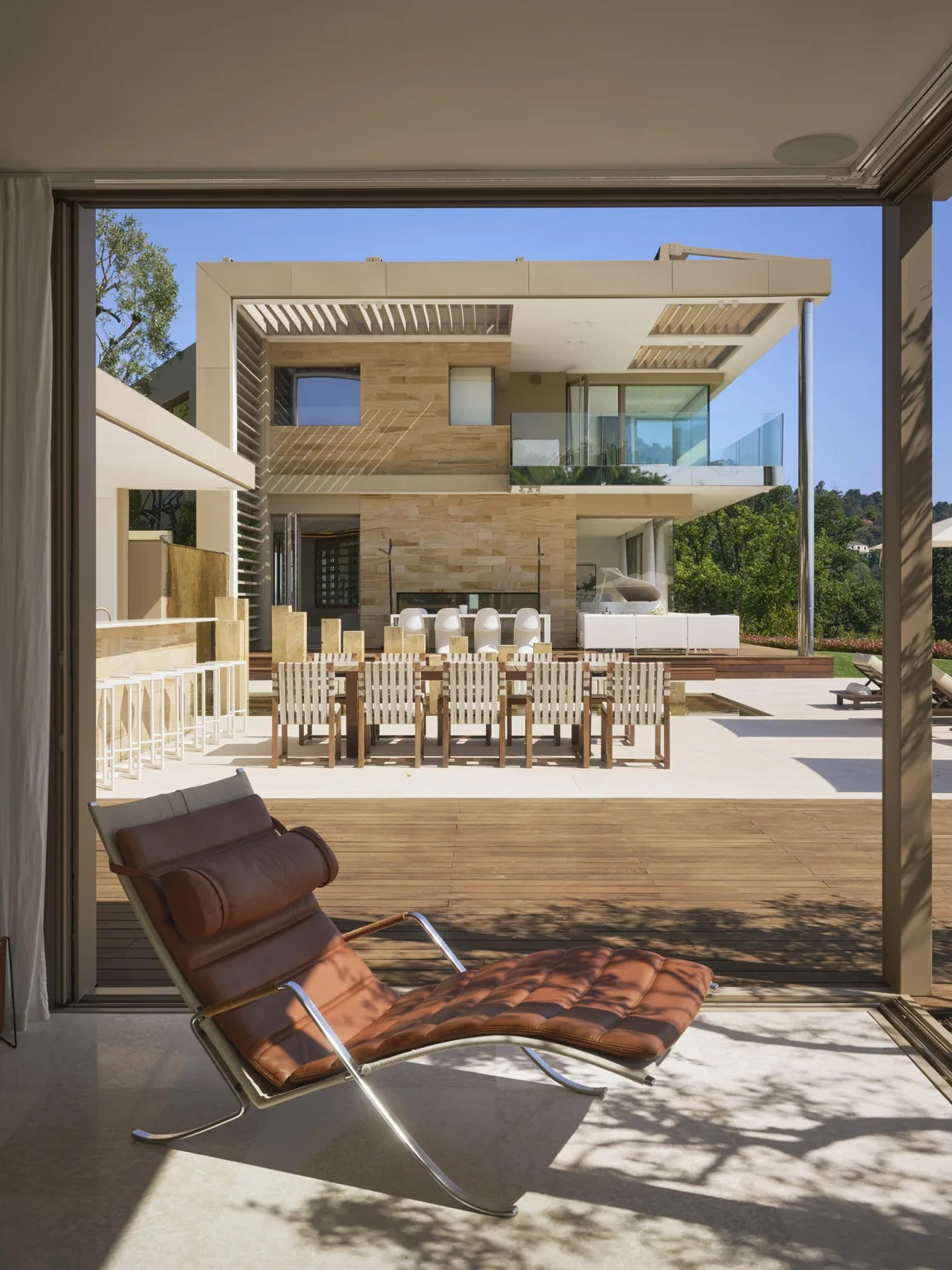 Salle à manger extérieure couverte sous pergola bioclimatique