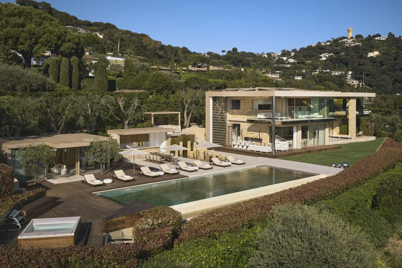 Piscine côté façade, bains de soleil et terrasse teck
