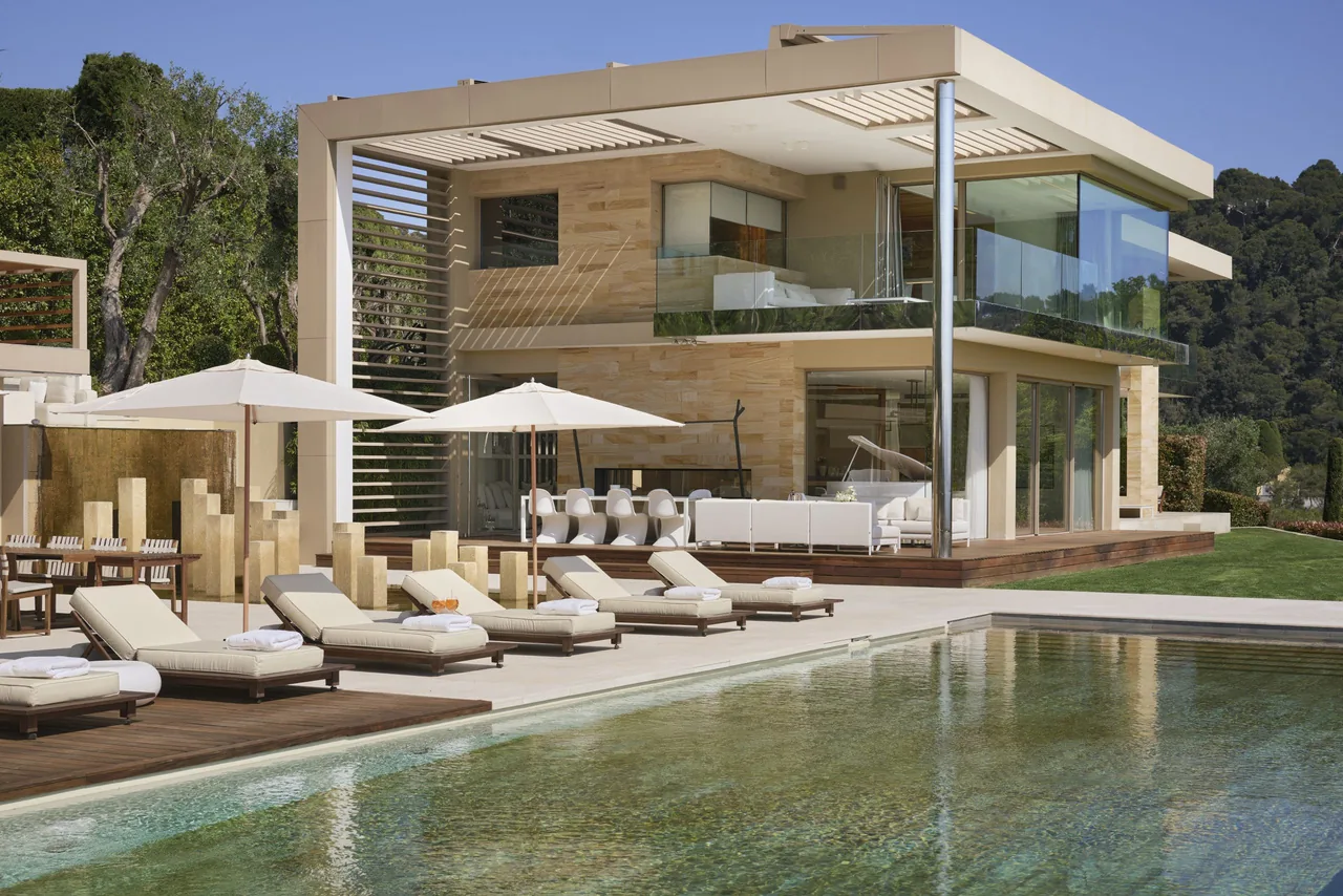 Vue d'ensemble piscine, pool house et villa au coucher du jour