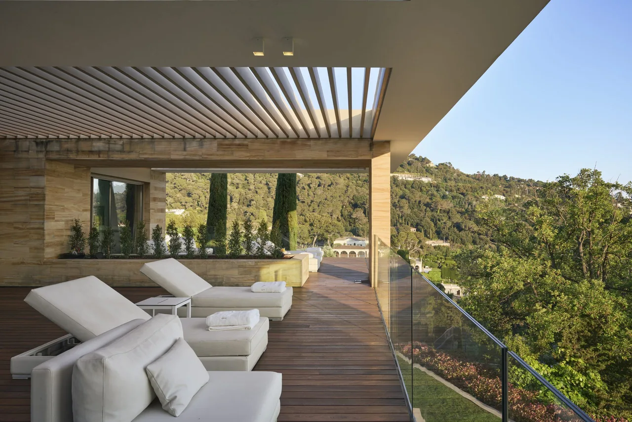 Terrasse rooftop avec bains de soleil et salon lounge