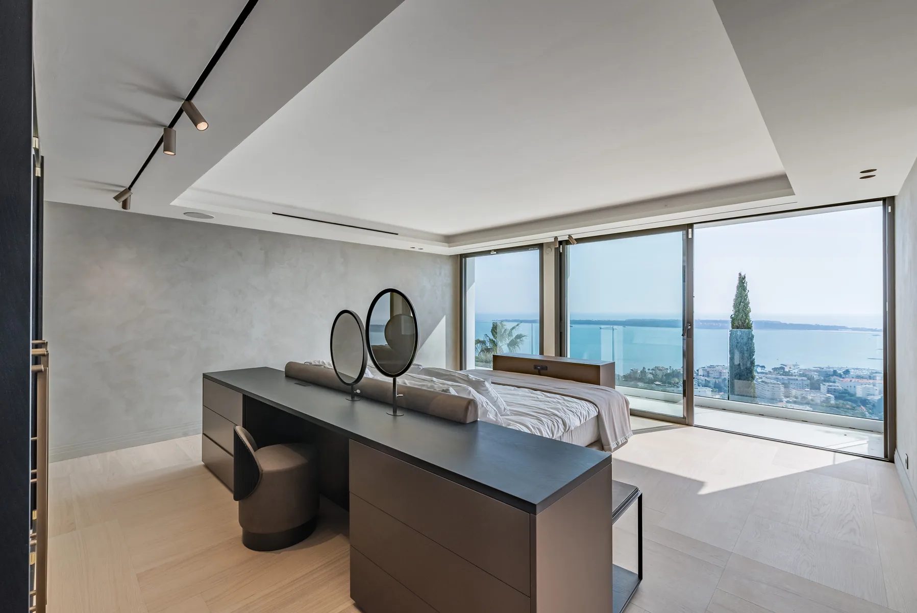 Chambre invités avec coiffeuse et vue panoramique baie de Cannes