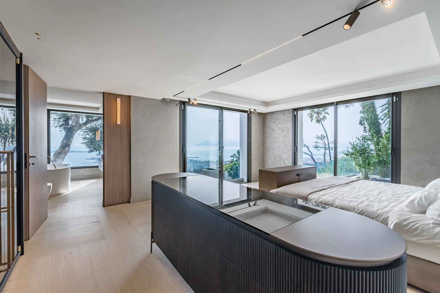 Chambre maître avec baignoire freestanding et vue mer panoramique