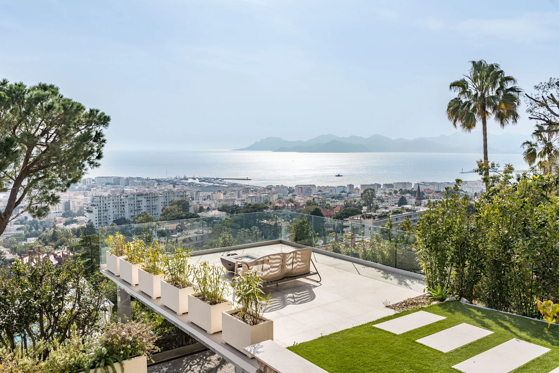 Terrasse panoramique en hauteur avec coin feu et vue port de Cannes