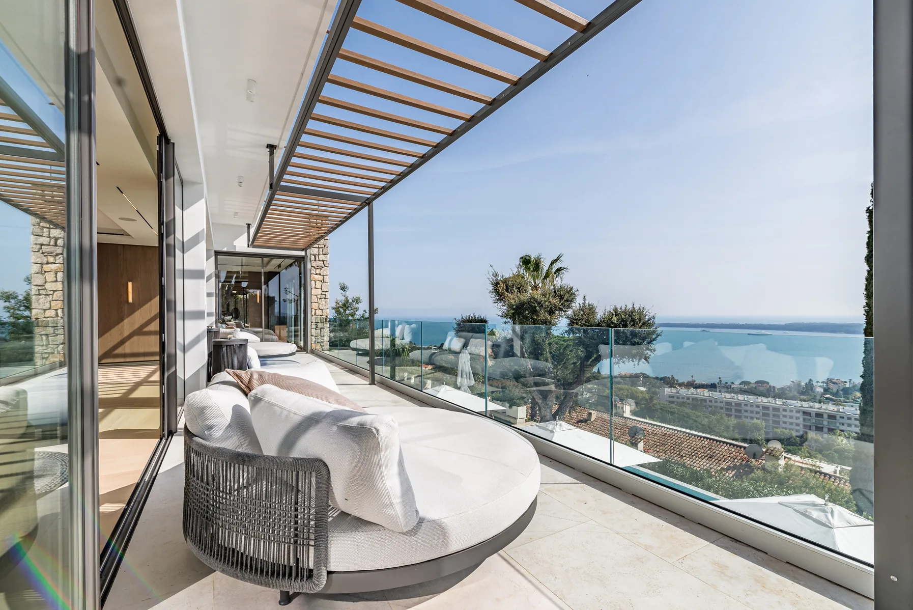 Terrasse meublée avec daybed circulaire sous pergola bioclimatique