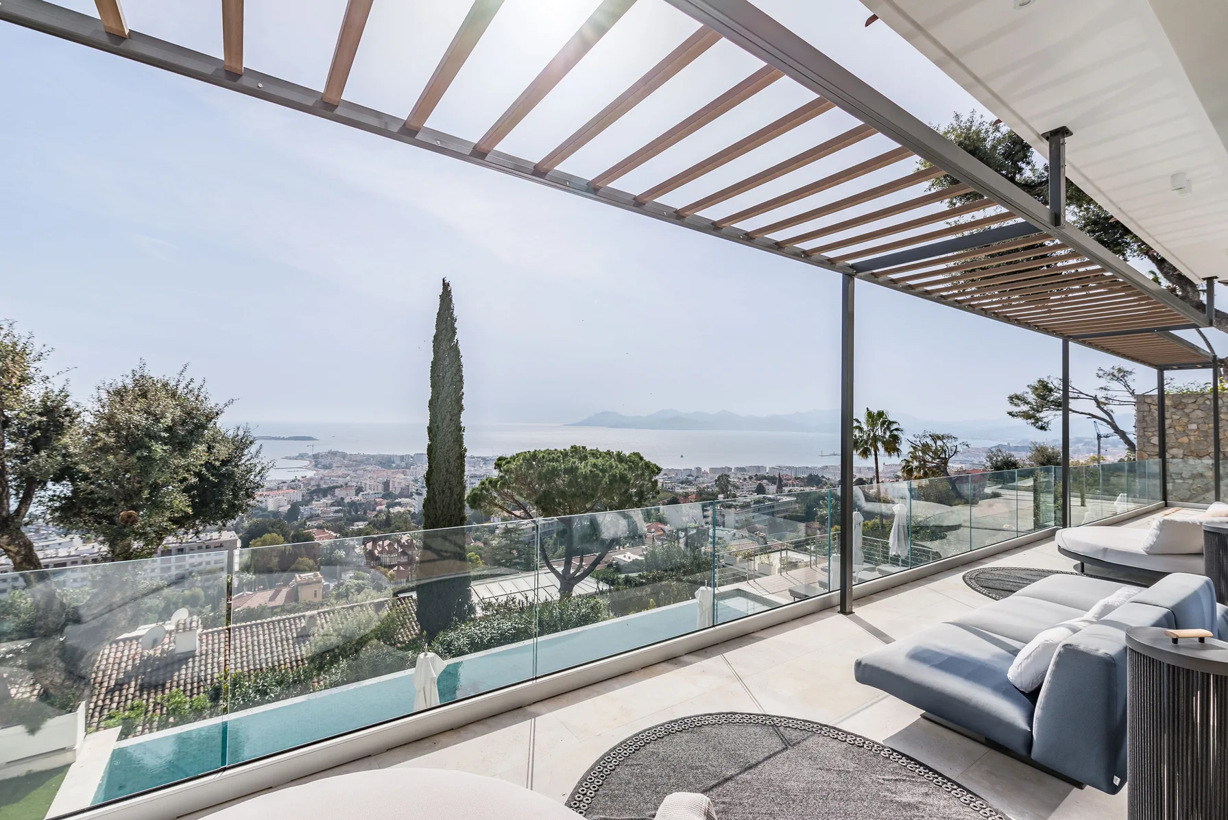 Terrasse panoramique avec salons d’extérieur vue baie de Cannes