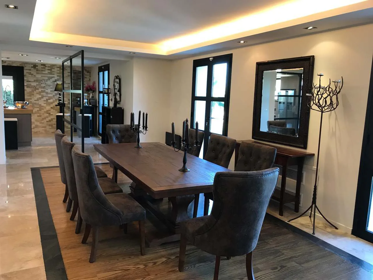 Salle a manger avec table en bois massif pour 8 a 10 convives et plafond a corniche lumineuse