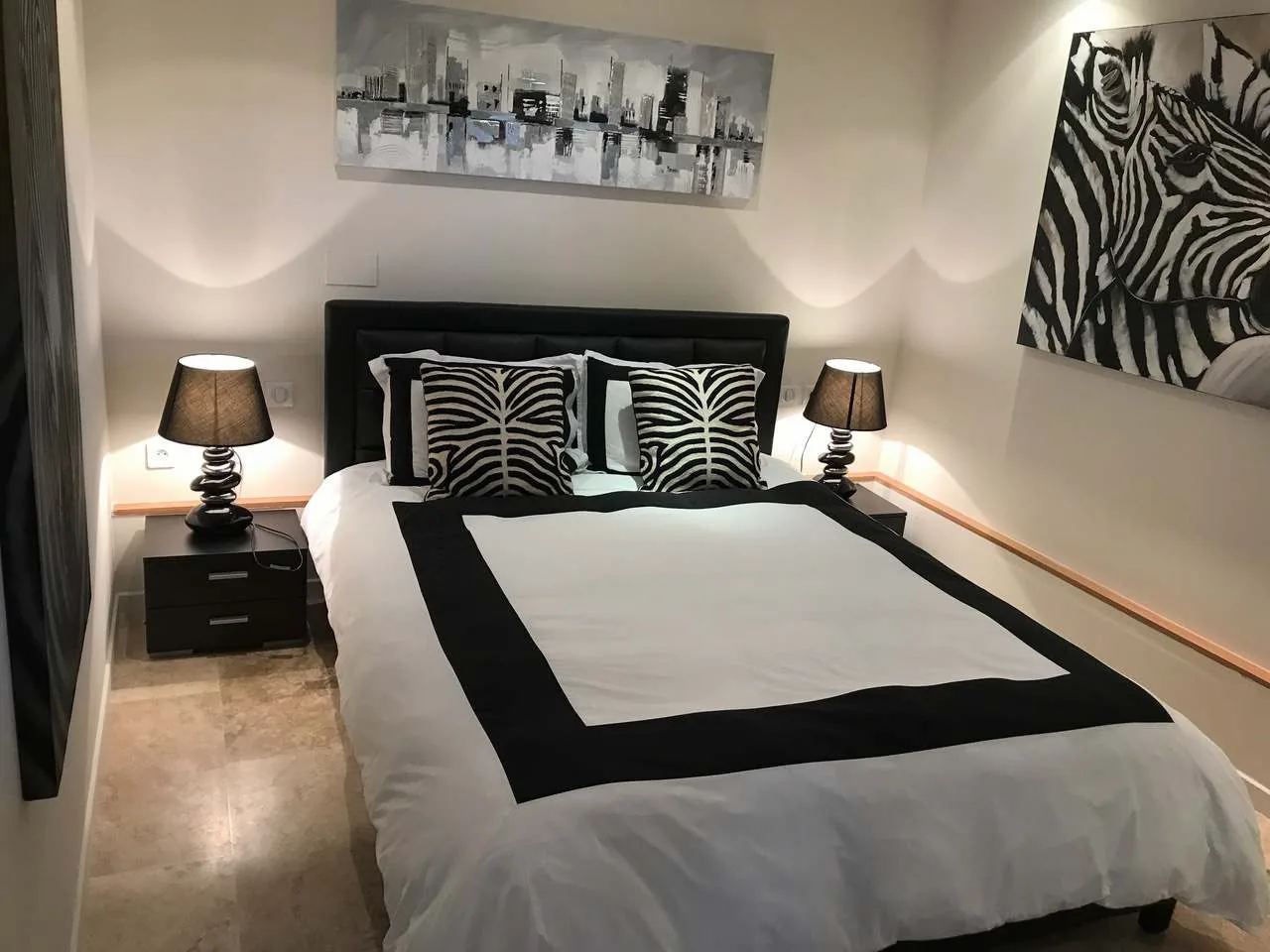 Chambre invites noir et blanc avec tete de lit capitonnee et lampes de chevet design