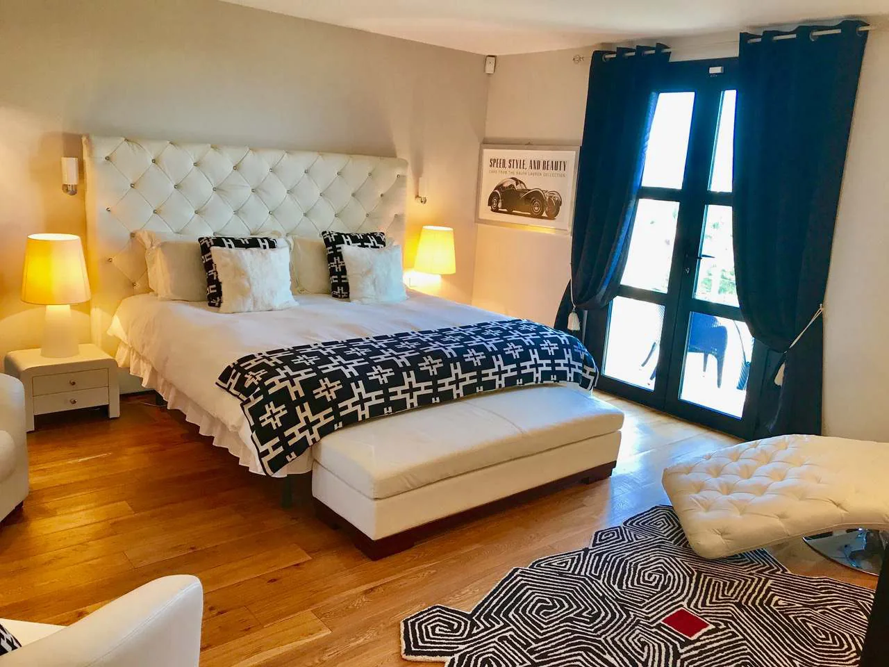 Master suite avec lit King Size 180x200 cm, tete de lit capitonnee blanche et acces terrasse vue mer