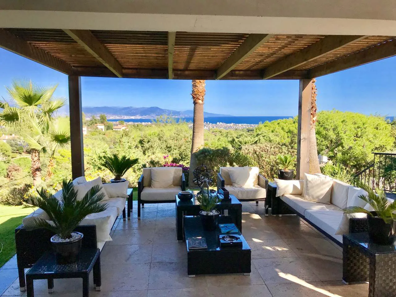 Terrasse couverte avec salon en pergola bois et vue panoramique sur la baie de Juan-les-Pins