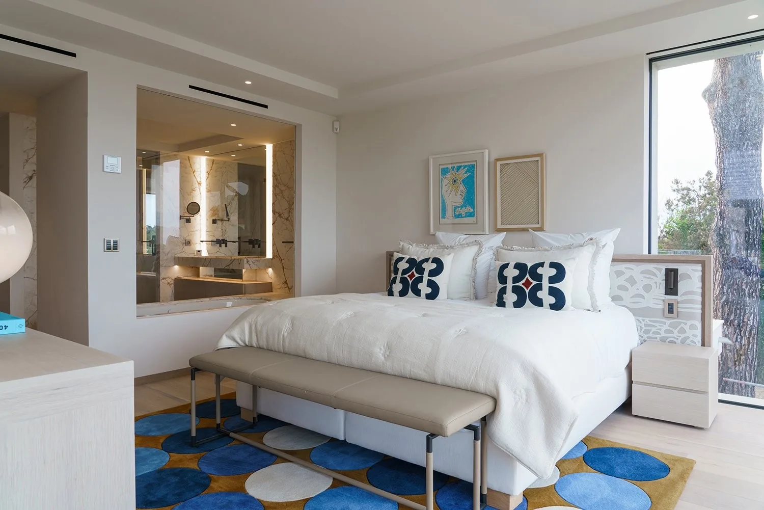 Chambre avec acces salle de bain en suite et art bleu