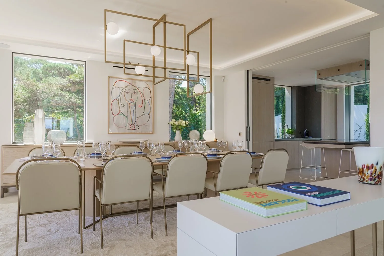 Salle a manger avec oeuvre Picasso et suspensions design