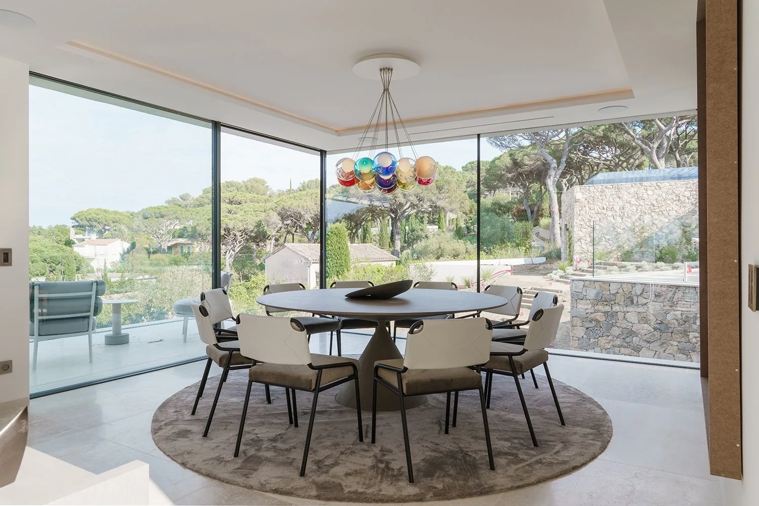 Salle a manger table ronde 8 places, lustre boules de couleur