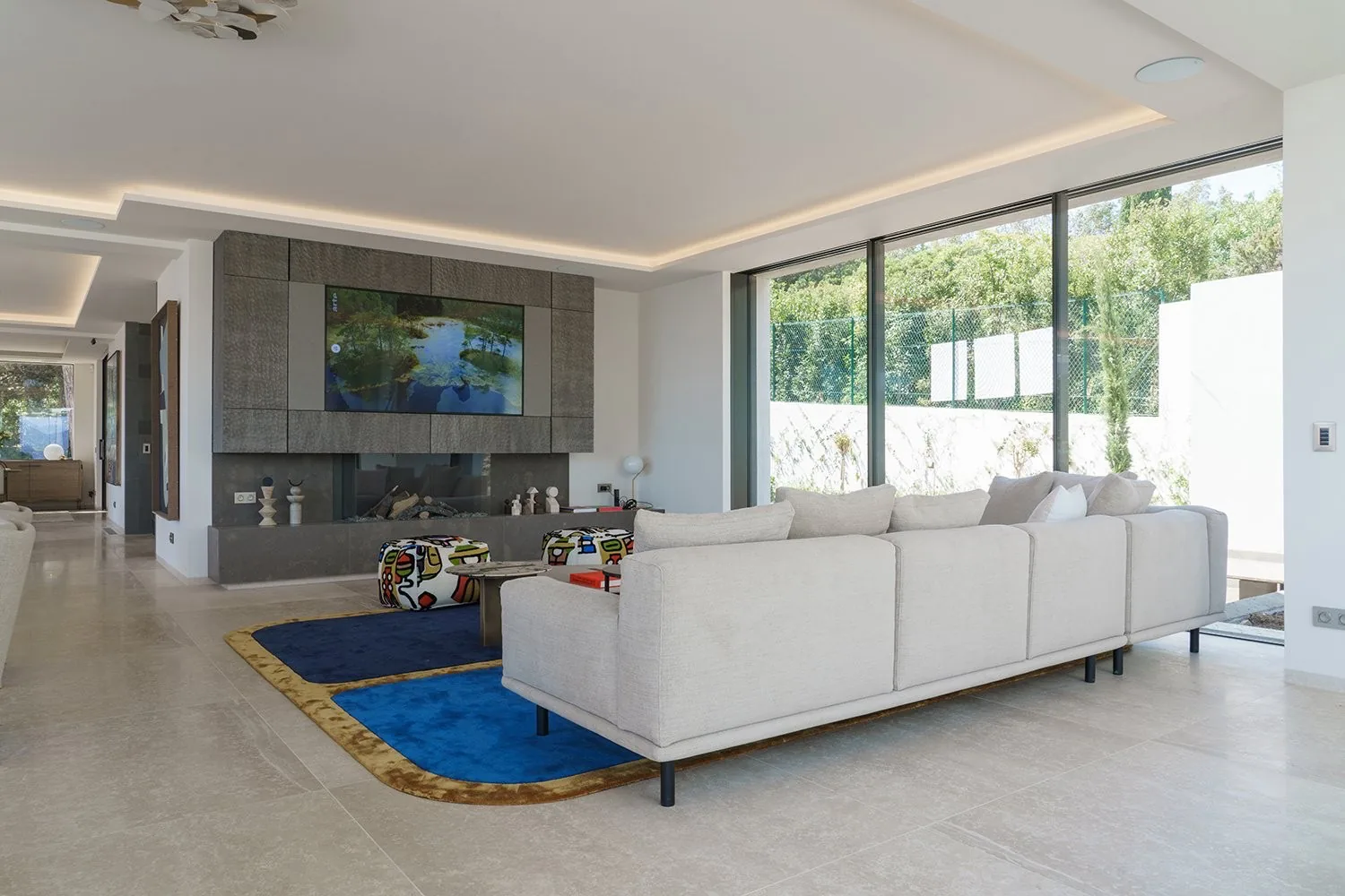 Salle TV avec ecran XXL et cheminee centrale