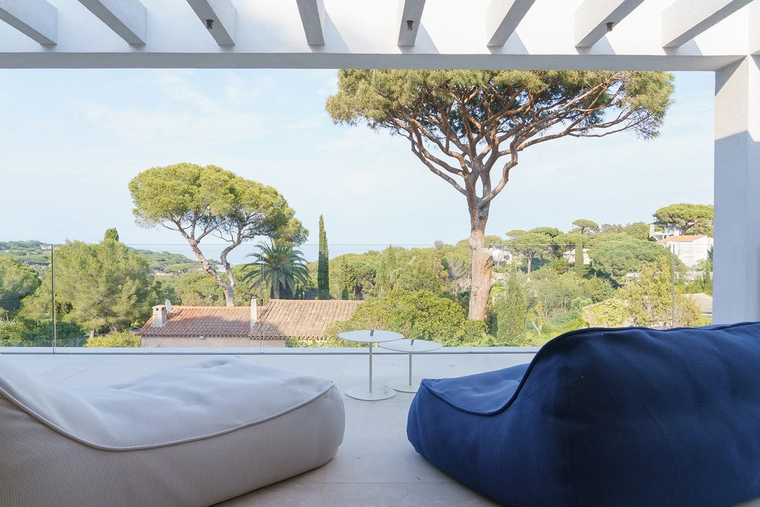 Terrasse bean bags pierre claire sous les pins parasols