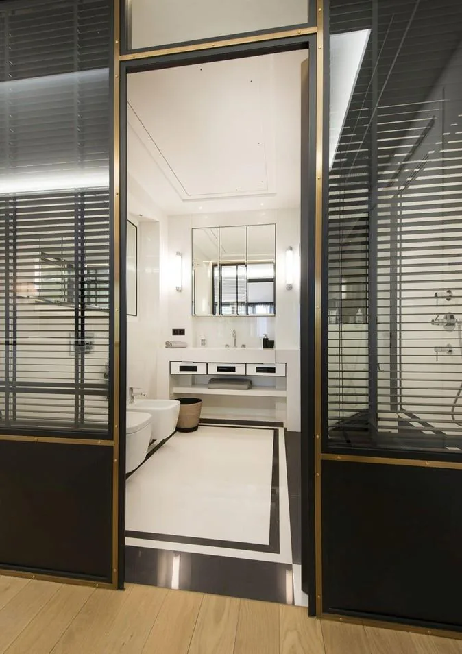 Salle de bain attenante derriere verriere laitonnee