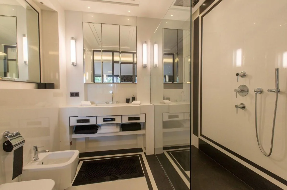 Salle de bain blanche avec douche italienne