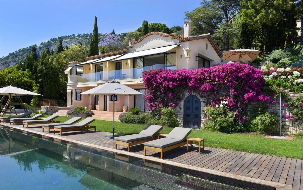 Facade ocre, piscine et bougainvilliers
